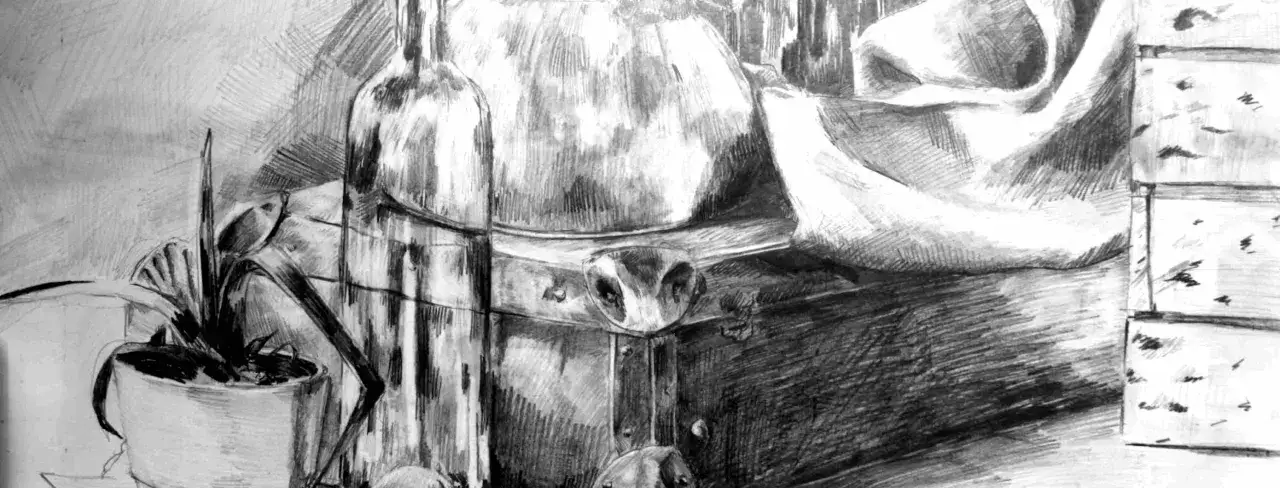 Szkic martwej natury: butelka, doniczka z rośliną, skrzynia i tkanina. Doskonała nauka szkicowania detali.