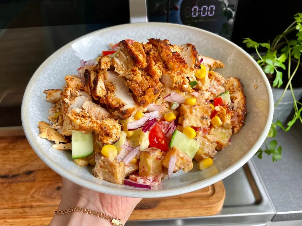 Schmackhaftes Hähnchen-Kebab-Rezept mit Kartoffeln, Mais, Gurken, Tomaten und roten Zwiebeln in cremiger Sauce.