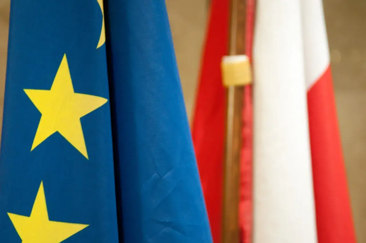 Flagi Polski i UE obok siebie. Czy Konfederacja ma tajny plan na wyprowadzenie Polski ze strefy wpływów Brukseli?