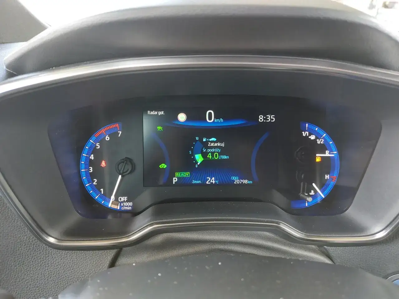 Toyota Yaris 1.4 D4D: wskaźnik paliwa pokazuje niski poziom, średnie spalanie 4.0l/100km. Pojemność baku do sprawdzenia.