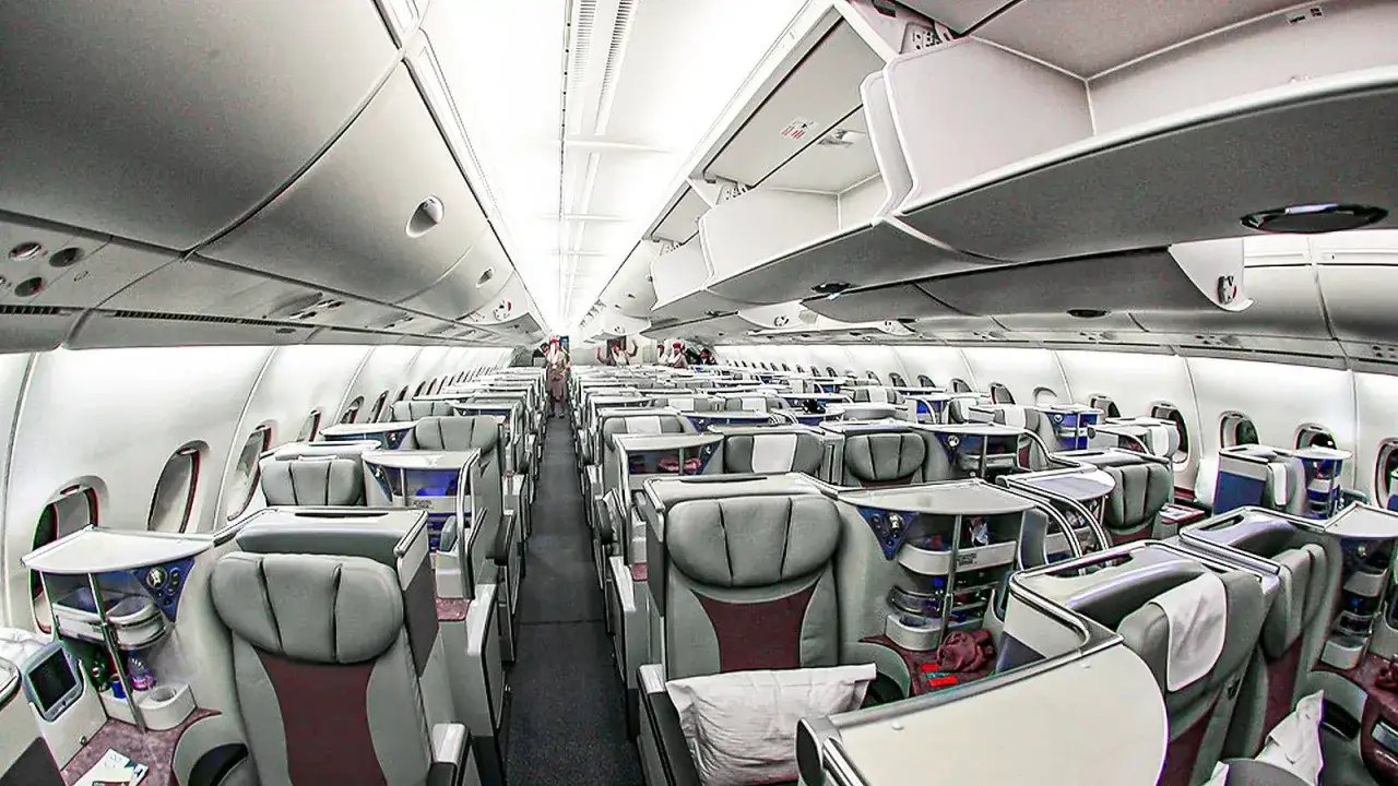 Blick in die Business Class eines A380. Die Sitze sind luxuri&ouml;s und ger&auml;umig, was die Frage aufwirft, wie viele Passagiere insgesamt in den A380 passen.