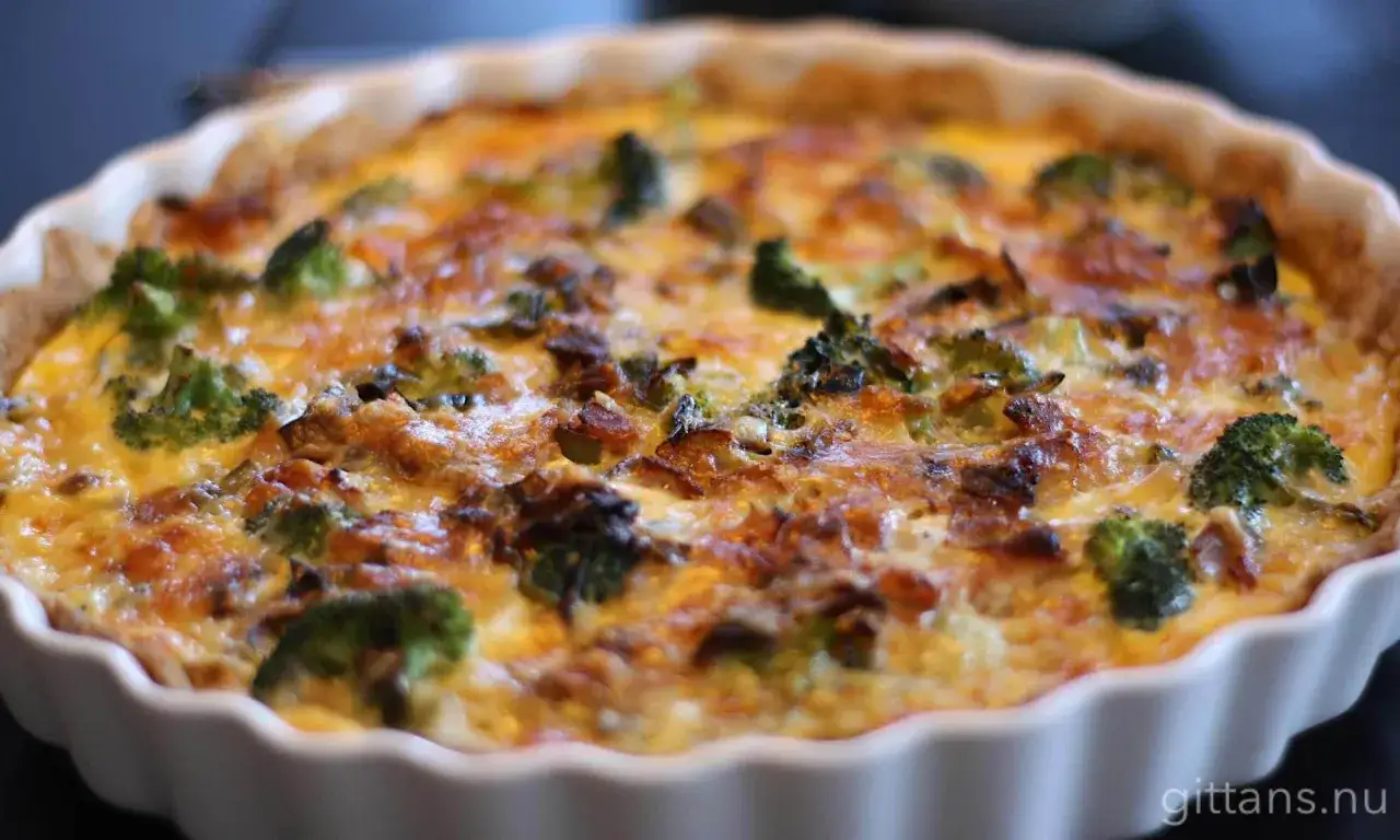 En gyllene broccoli och baconpaj i en vit pajform. Perfekt f&ouml;r en mysig middag.