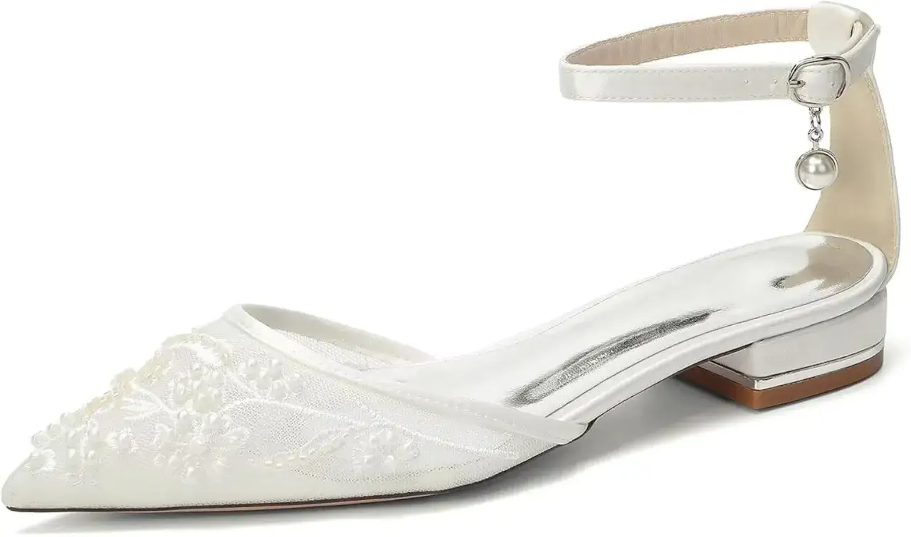 Scarpe da sposa aperte in pizzo bianco con perline e cinturino alla caviglia con ciondolo a perla. Eleganza per il tuo giorno speciale.
