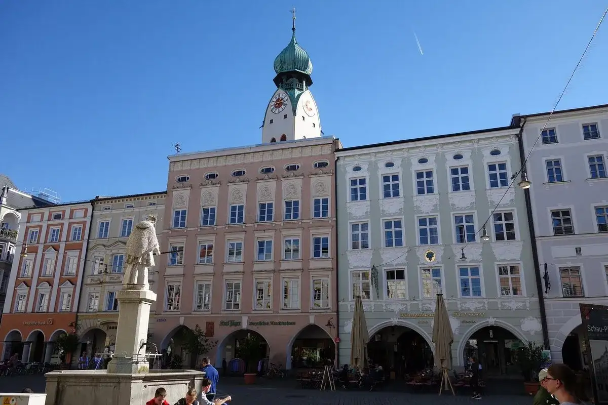 Bunte Fassaden und ein Kirchturm pr&auml;gen den Platz. Hier finden sich echte Geheimtipps Rosenheim, versteckt in charmanten Gassen.