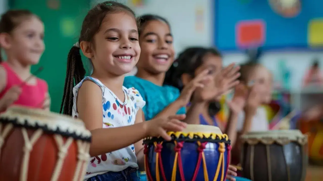 Kinder trommeln fr&ouml;hlich und entwickeln ihren Musikgeschmack.