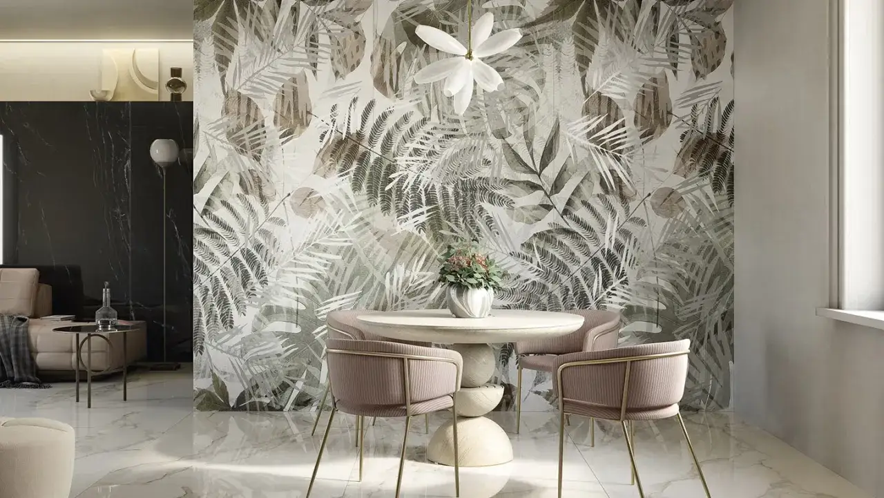 Un modo per abbellire una parete &egrave; con un murale botanico. Tavolo rotondo con sedie rosa e un vaso di fiori.