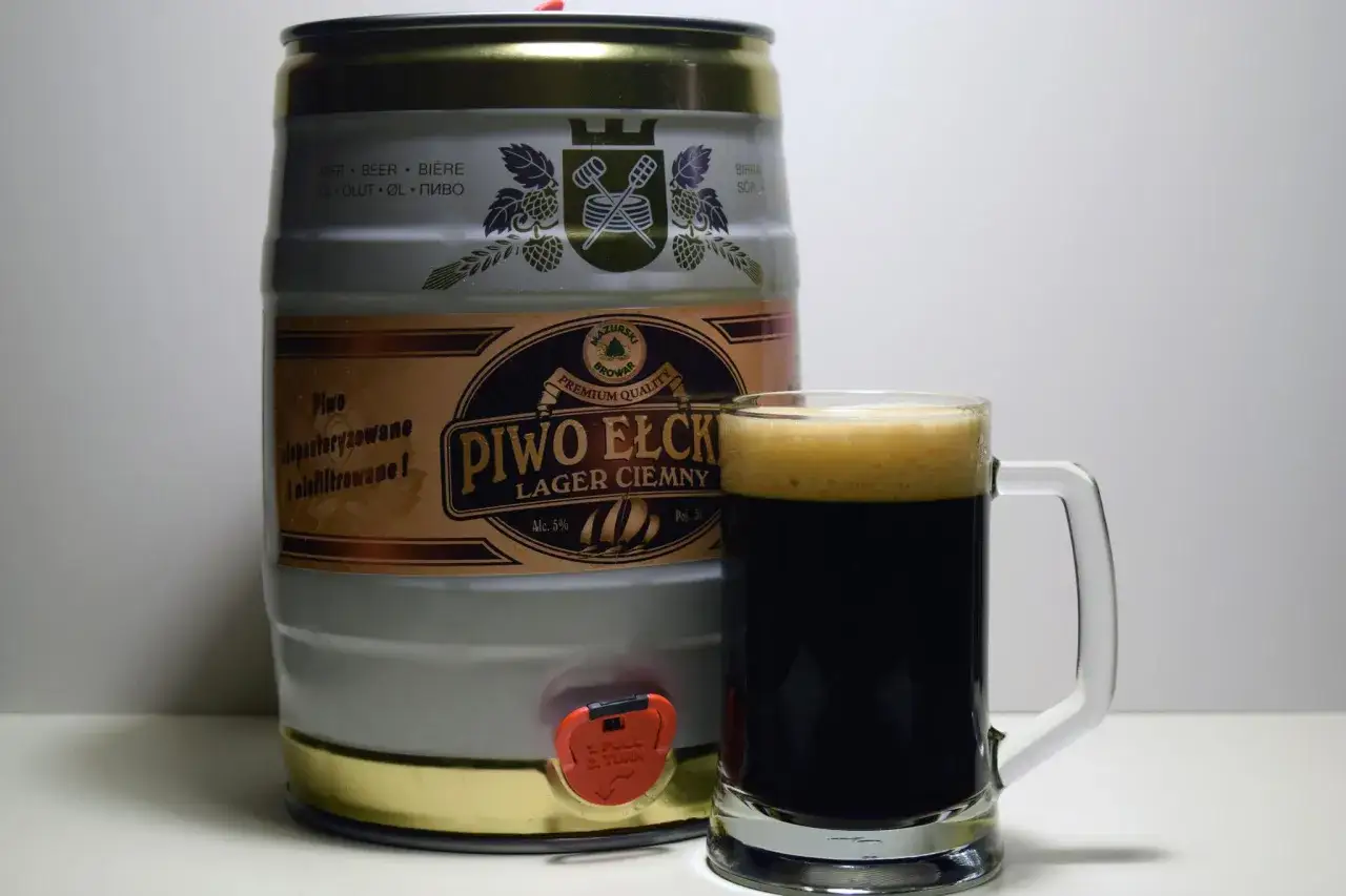 Dunkel piwo z beczki i kufel pełen ciemnego, bursztynowego trunku. Idealne na wiecz&oacute;r.
