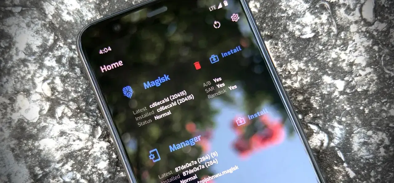Ekran telefonu z aplikacją Magisk, pokazującą status 