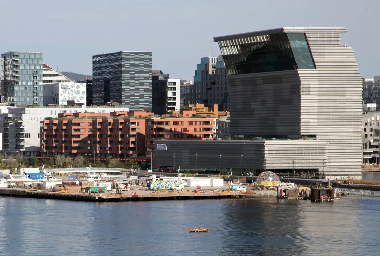 Moderne Architektur am Wasser in Oslo, darunter das Edvard Munch Museum.