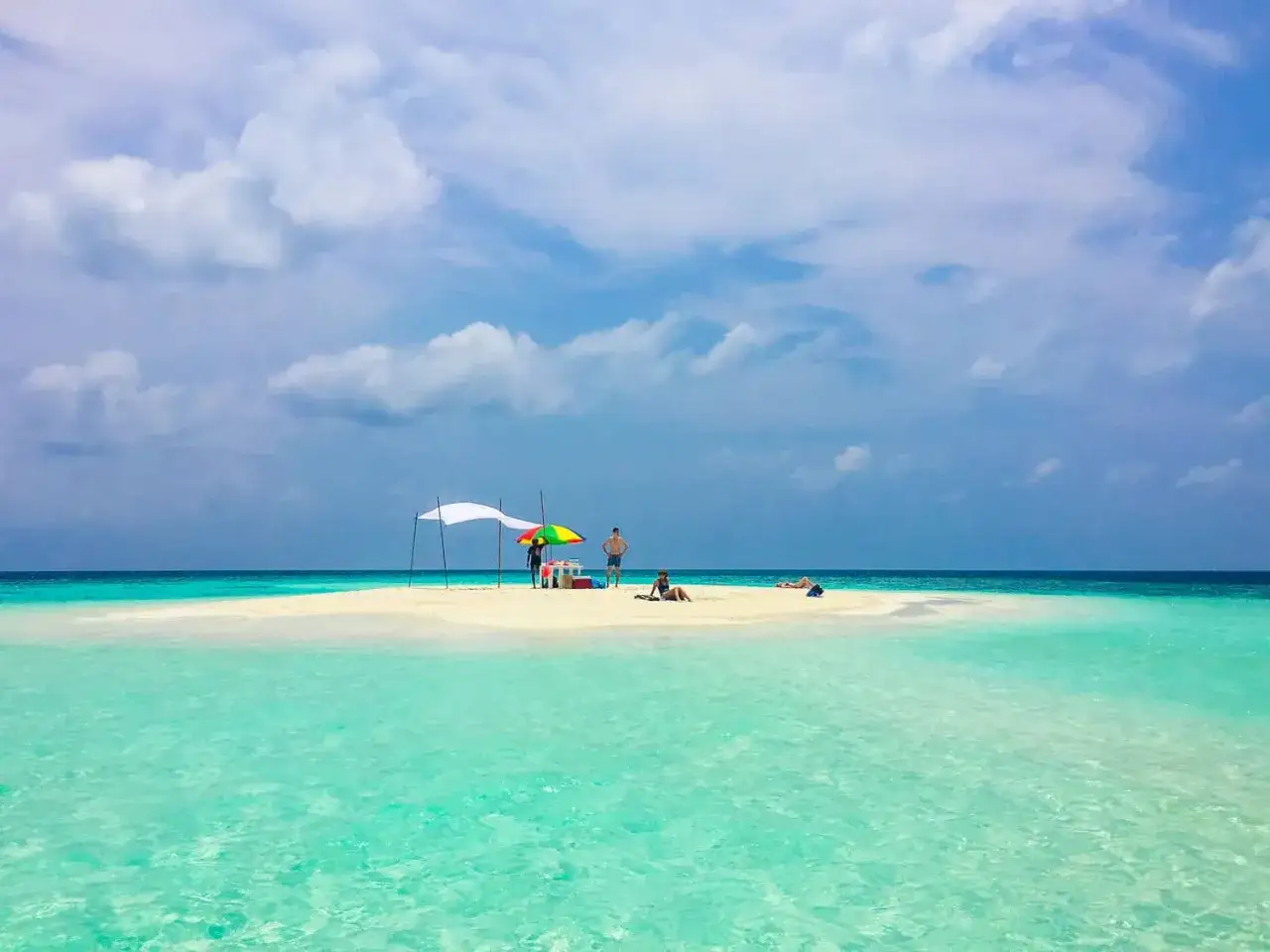 Rajska plaża na Malediwach. Atrakcje w: malediwy to opalanie, relaks pod parasolem i podziwianie turkusowej wody.