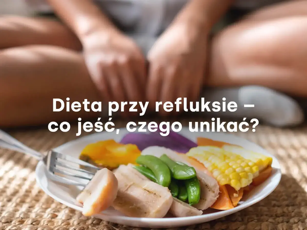 Talerz z gotowanymi warzywami i bananem. Podpowiadamy, czego nie jeść przy refluksie, by czuć się lepiej.