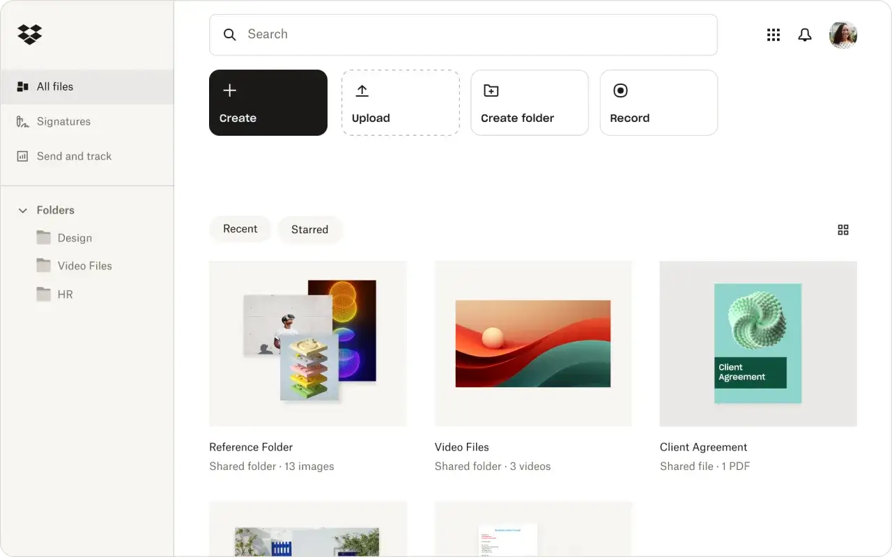 Interfaz de Dropbox para organizar archivos. Muestra opciones para crear, subir y organizar contenido, útil para saber como vaciar la nube.