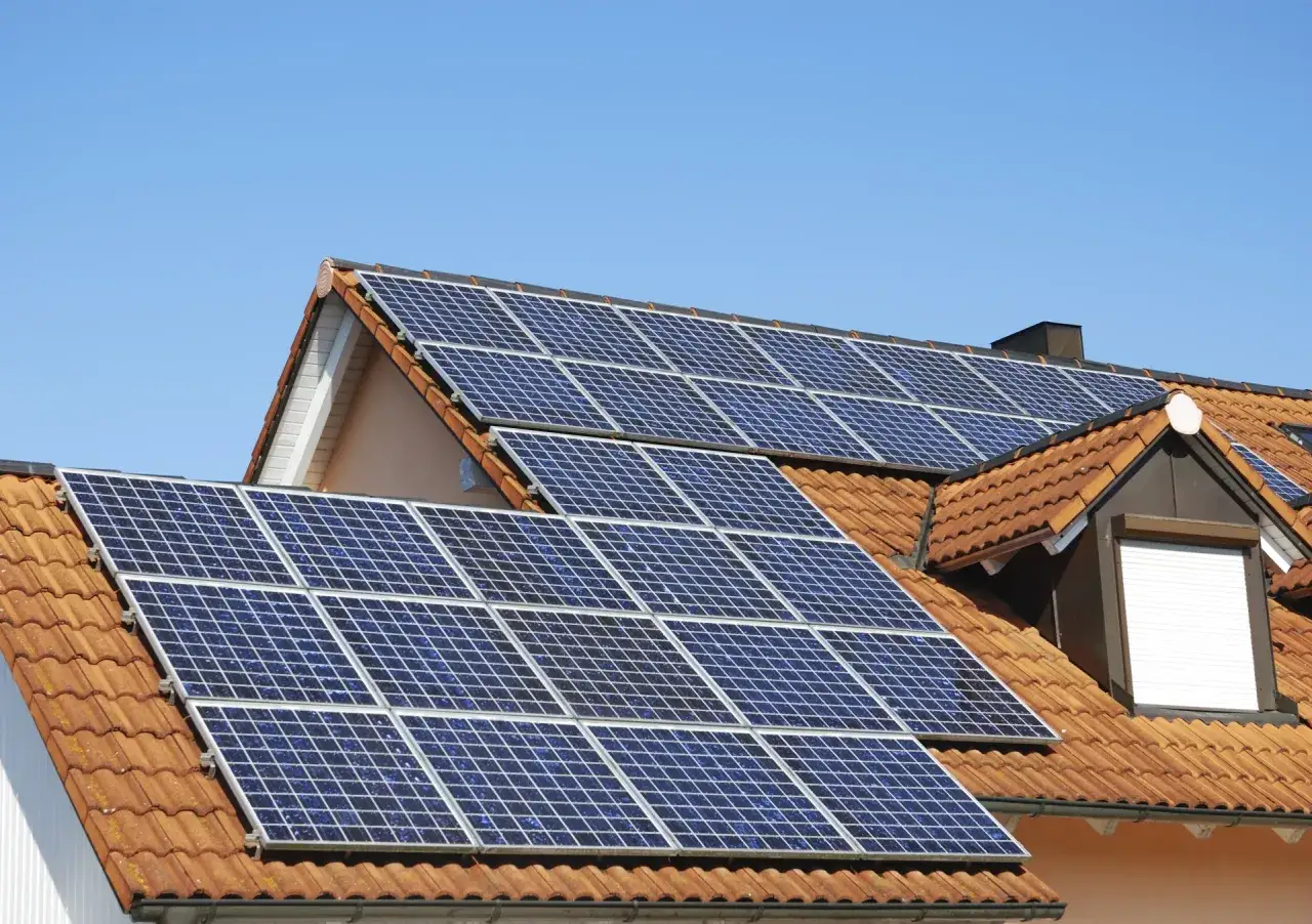 Panele fotowoltaiczne na dachu domu. Hurtownia elektryk Olsztyn oferuje rozwiązania dla takich instalacji.
