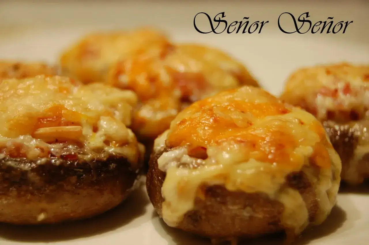Champi&ntilde;ones rellenos gratinados con queso dorado y burbujeante. Un bocado delicioso que te har&aacute; decir 