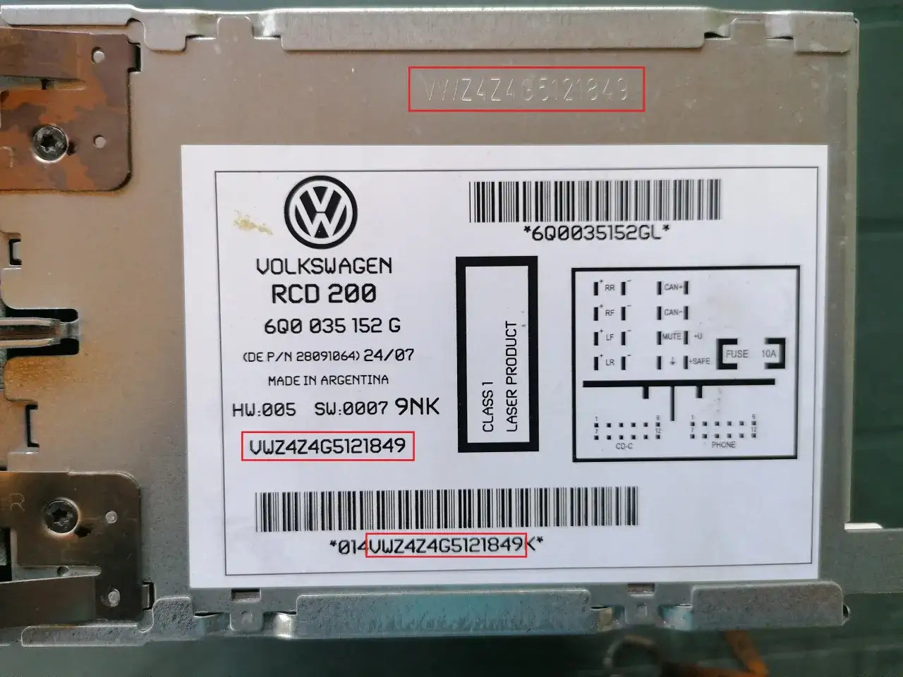 Naklejka z numerem seryjnym VWZ4Z4G5121849 na radiu Volkswagen RCD 200. Ten numer jest kluczem, jak odkodować radio.