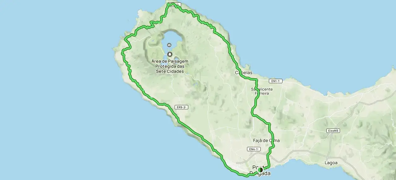 Karta &ouml;ver Sete Cidades, Azorerna, Europas Hawaii. En gr&ouml;n rutt slingrar sig runt den skyddade landskapsomr&aring;det och dess sj&ouml;ar.