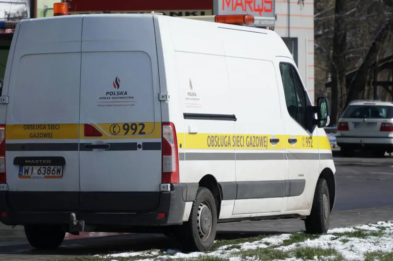 Biały van z napisem