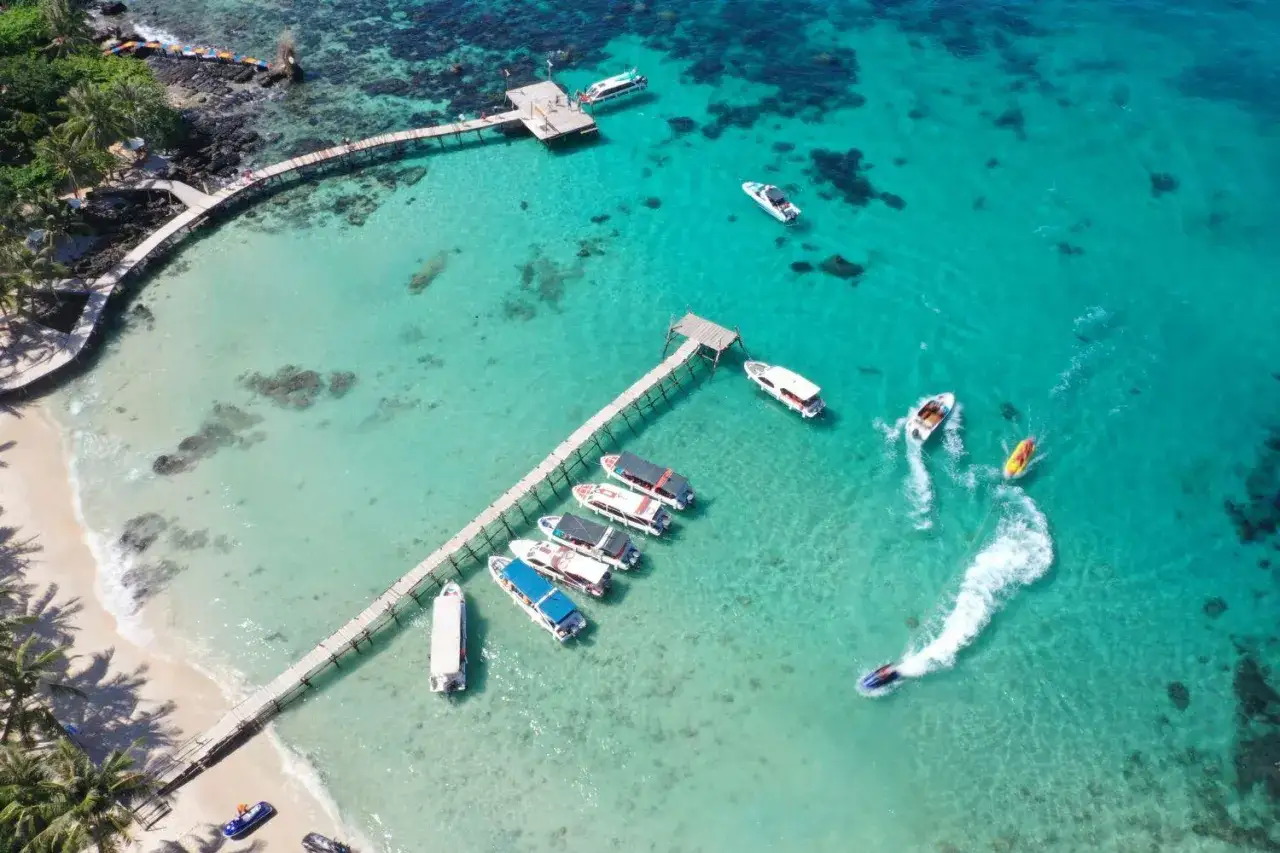 Traumhafte Bucht mit Holzstegen und Booten. Perfekt f&uuml;r die phu quoc beste reisezeit, um das t&uuml;rkise Wasser zu genie&szlig;en.