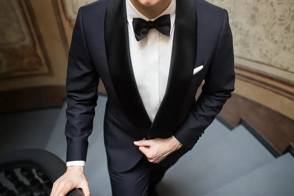 Mężczyzna w smokingu black tie