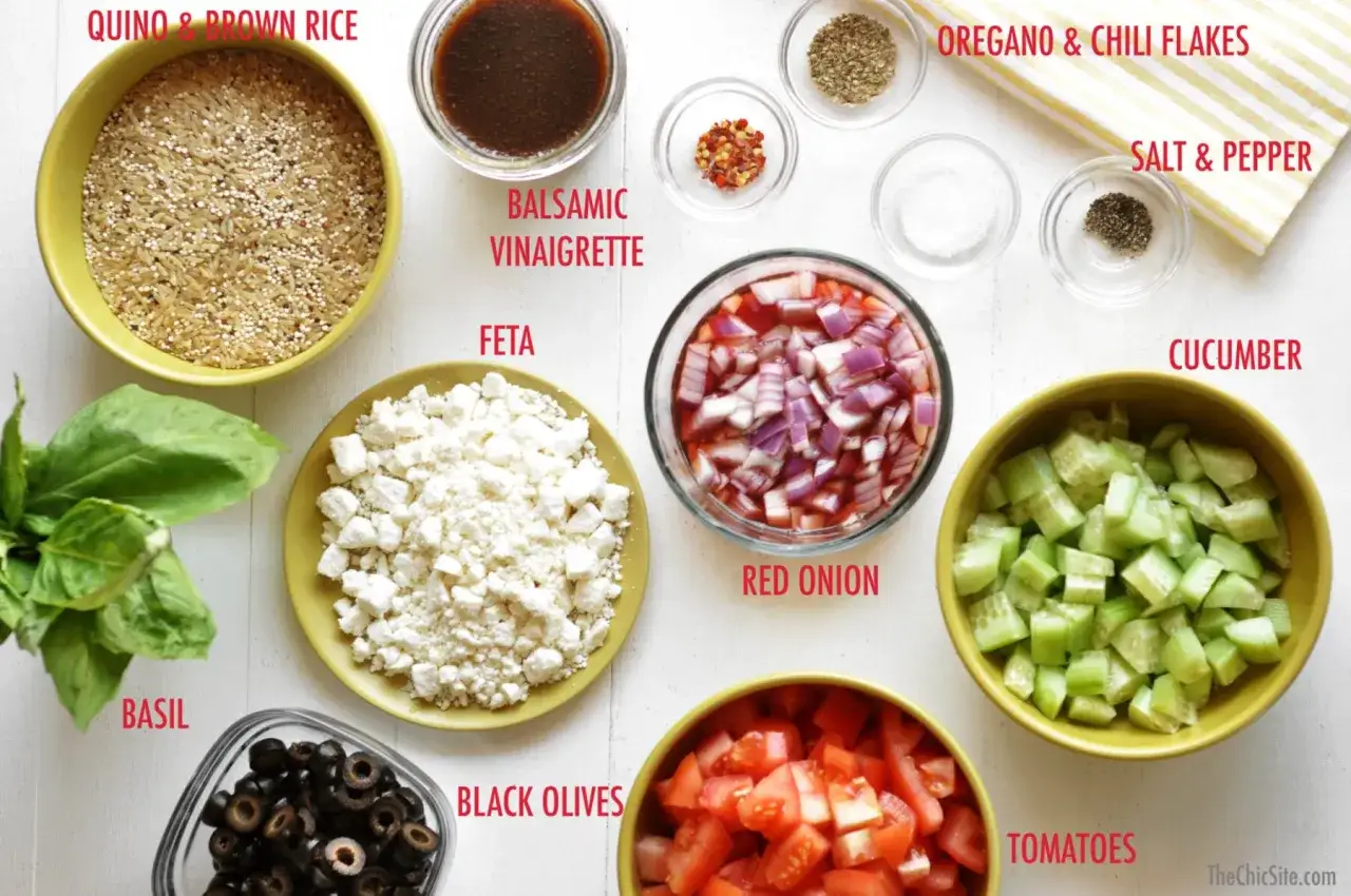Zutaten f&uuml;r einen leckeren quinoa salat: Quinoa, Feta, Tomaten, Gurken, Zwiebeln, Oliven, Basilikum, Balsamico-Dressing, Oregano, Chili, Salz & Pfeffer.
