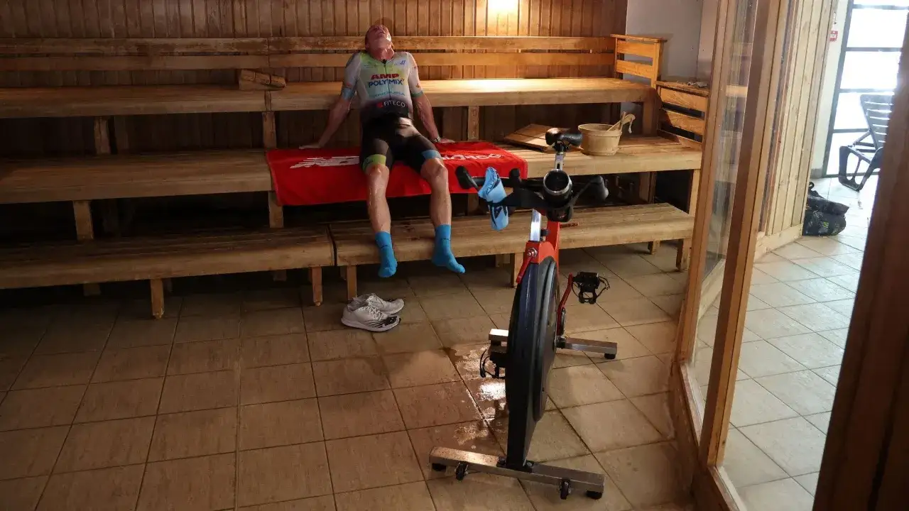 Mann in Sportkleidung entspannt in der Sauna nach dem Training, bereit für den Wettkampf.