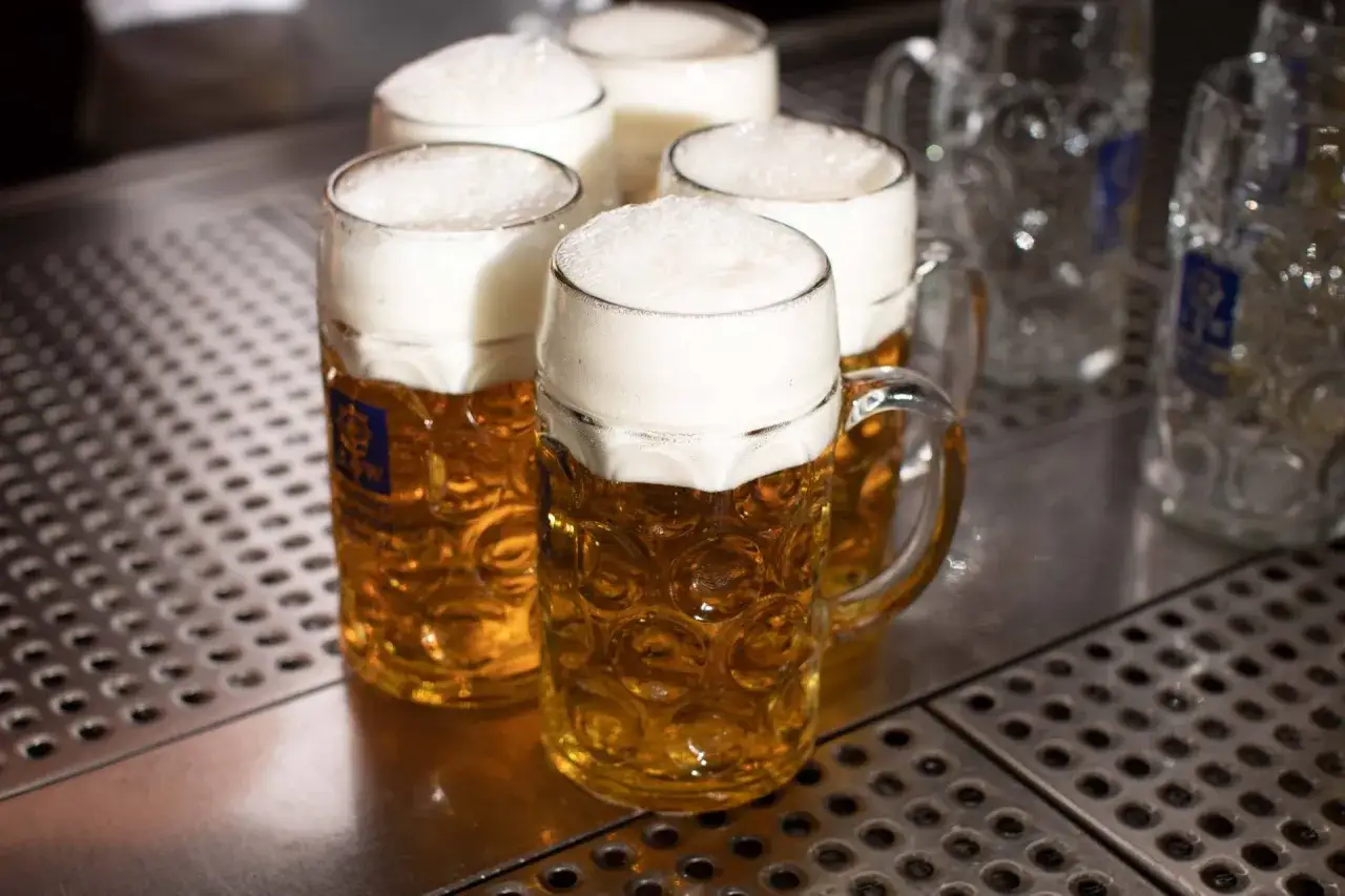 Cervezas espumosas en jarras, perfectas para saber qu&eacute; comer en M&uacute;nich. &iexcl;Salud!