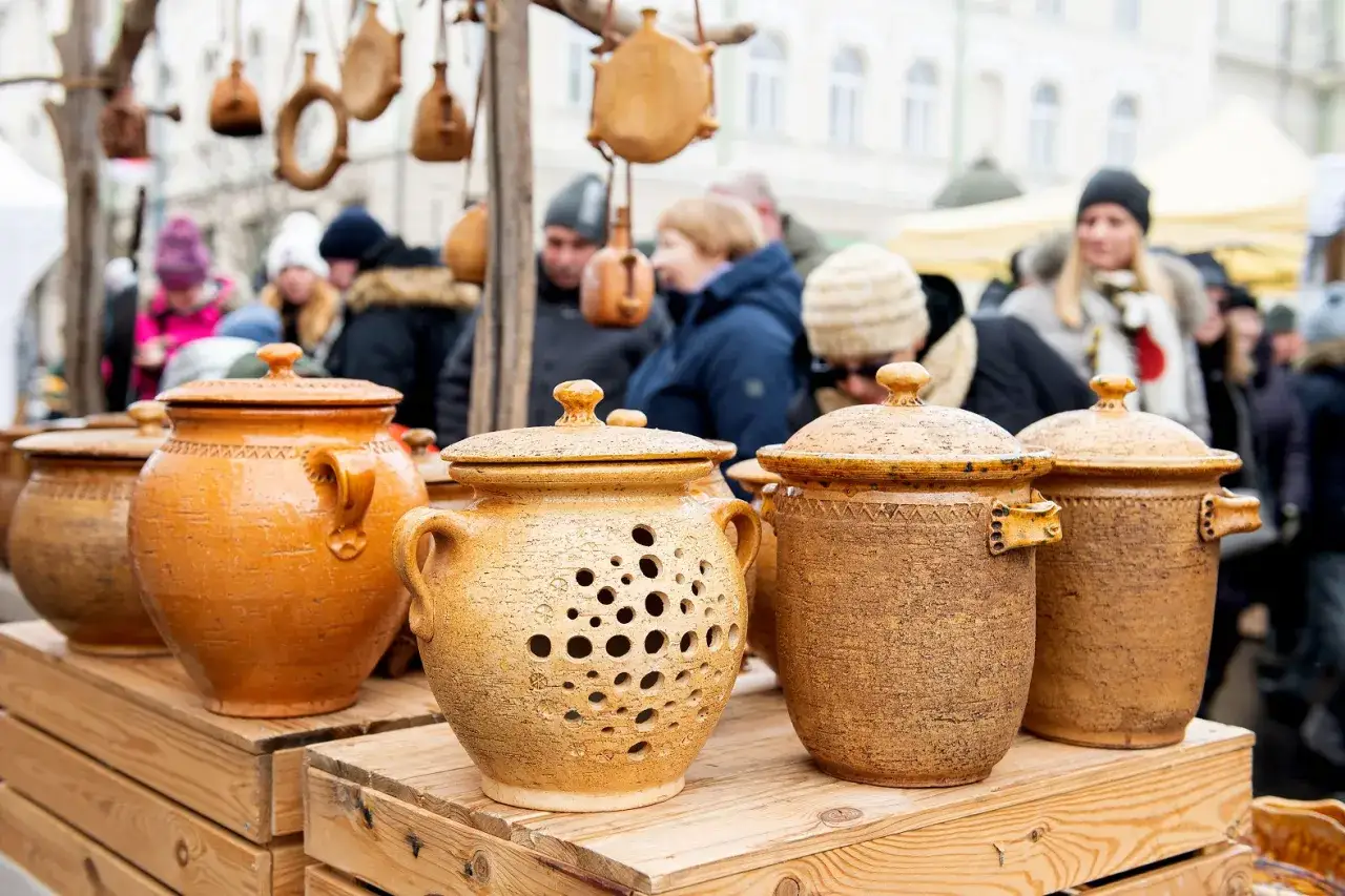 Garnki ceramiczne, ozdobne i praktyczne, to świetny pomysł, co przywieźć z Wilna. Idealne na pamiątkę lub do kuchni.