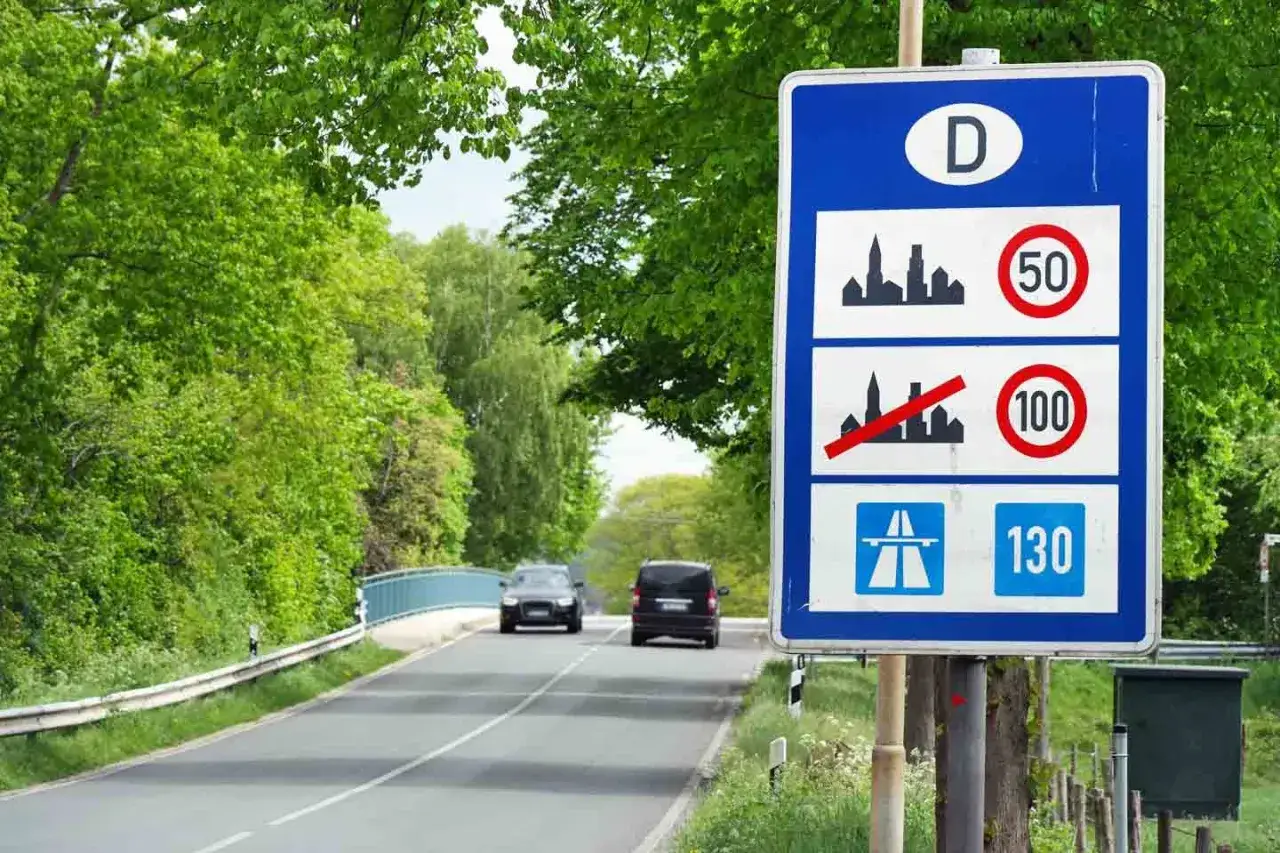 Deutsches **richtgeschwindigkeit** Schild zeigt 50 km/h innerorts, 100 km/h au&szlig;erorts (durchgestrichen) und 130 km/h auf Autobahnen.