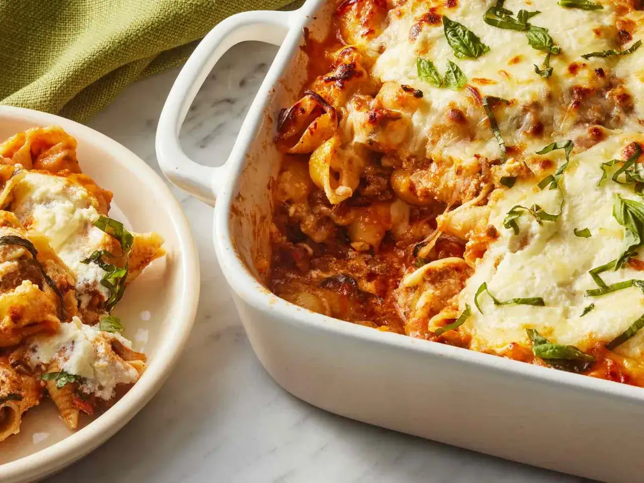 En kr&auml;mig lasagne med pasta, k&ouml;ttf&auml;rss&aring;s och sm&auml;lt ost, toppad med f&auml;rsk basilika. En riktig klassiker som passar alla.