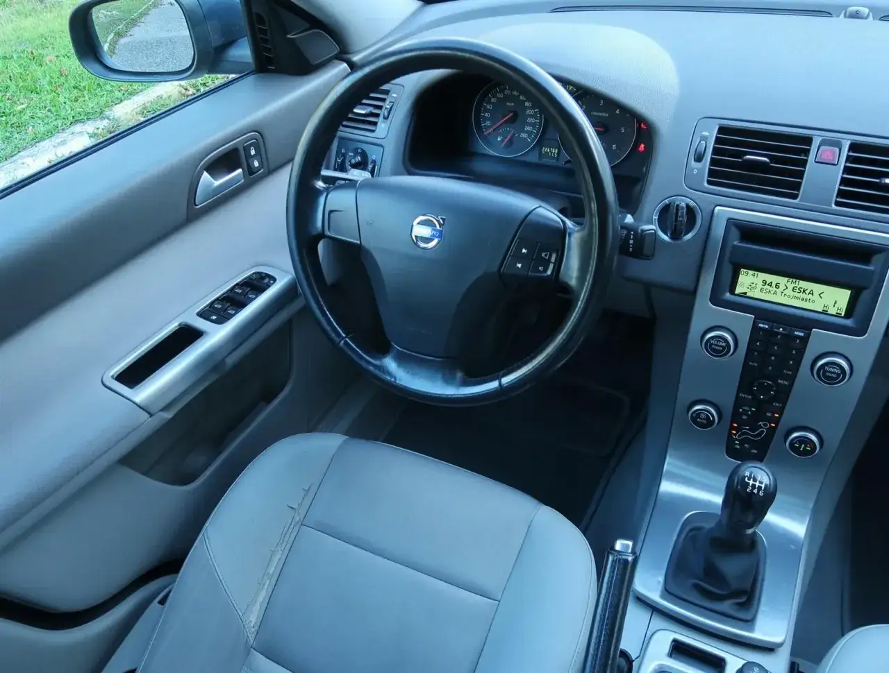 Wnętrze Volvo S40 2.0 diesel. Widok na deskę rozdzielczą, kierownicę, radio i fotel kierowcy.