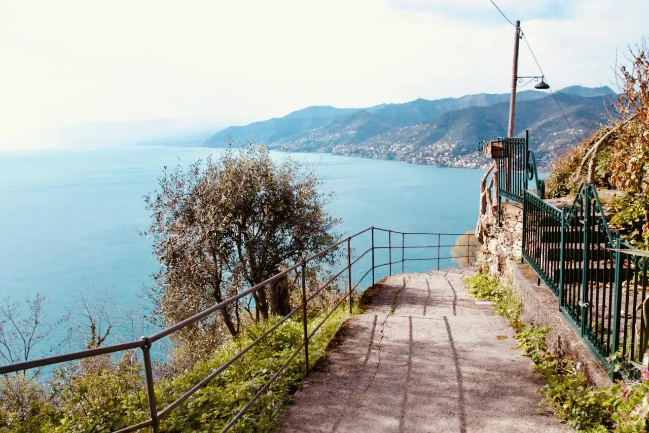Sentiero panoramico con vista sul mare e sulle colline di Portofino. Cosa vedere: la bellezza della costa ligure.