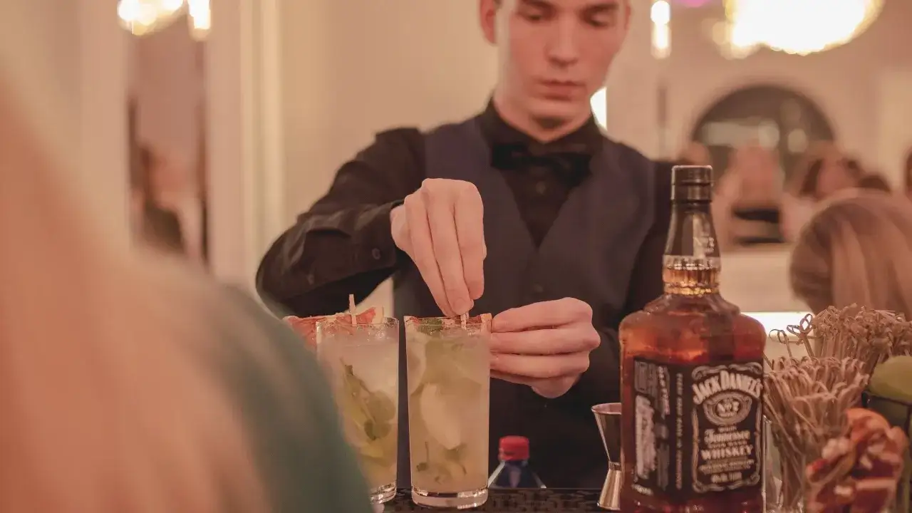 Barman przygotowuje drinki na weselu. Zastanawiasz się, ile zarabia barman na weselu?