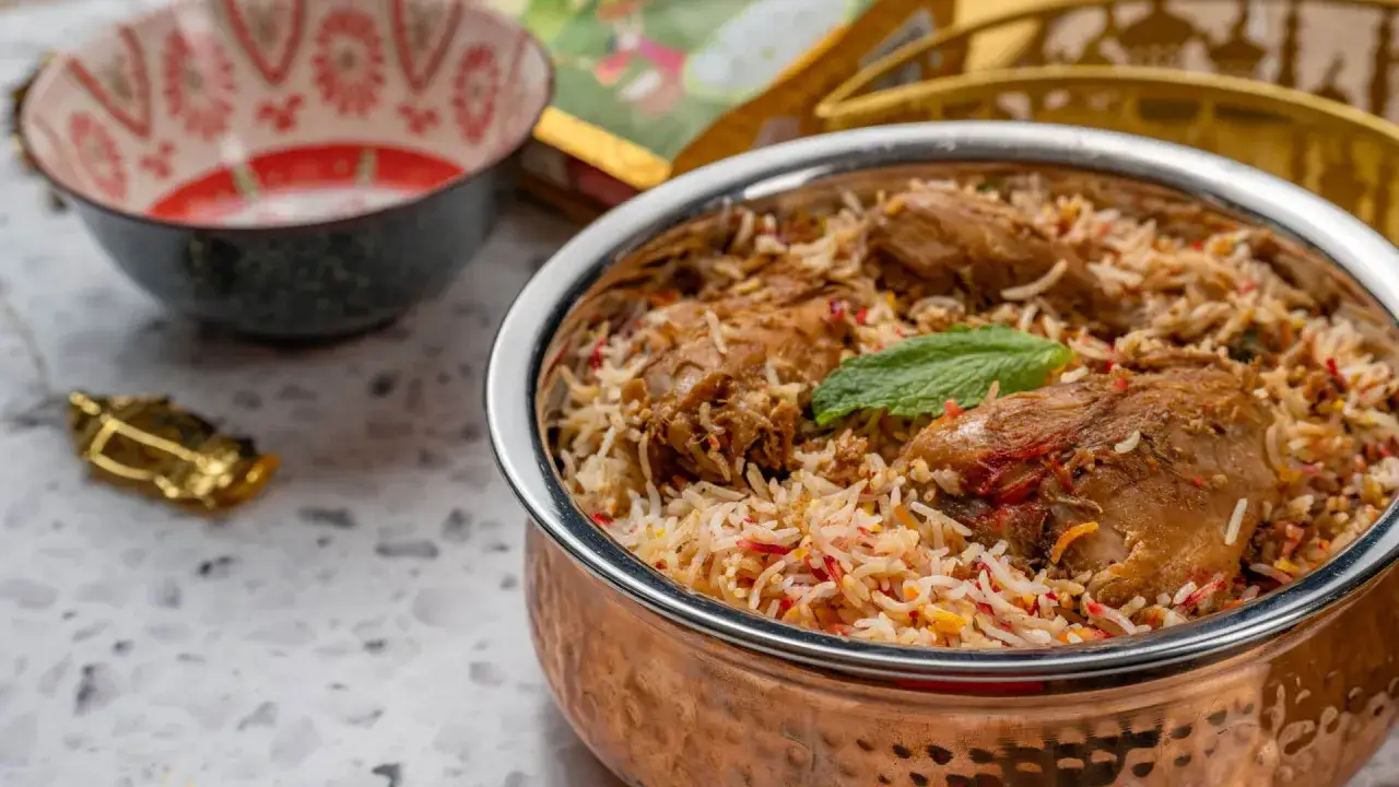 En härlig kycklingbiryani, perfekt för ett middagsrecept. Riset är fluffigt och kryddat med saffran och mynta.