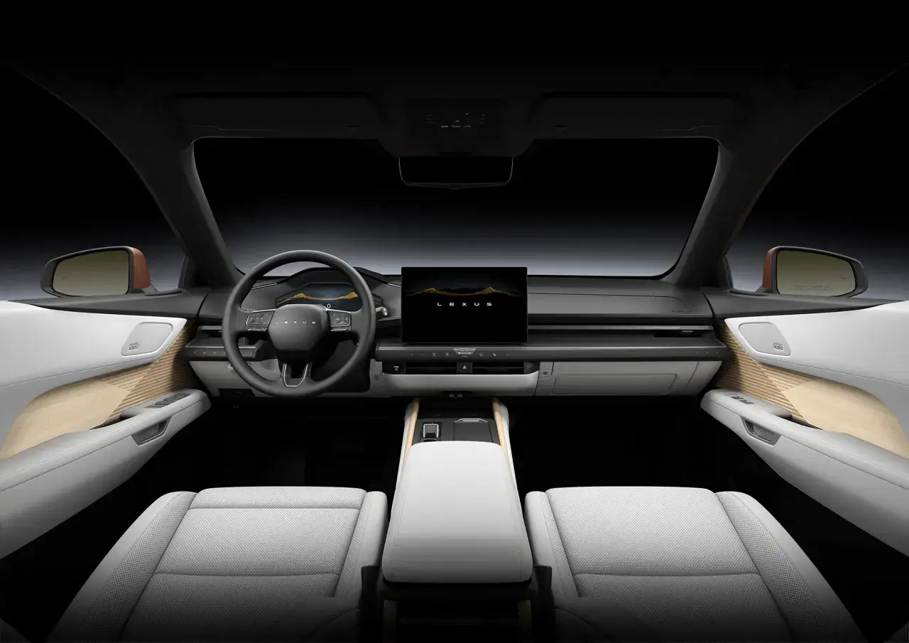 Interior del Lexus ES 2026 con asientos de cuero blanco, detalles en madera y una gran pantalla central.