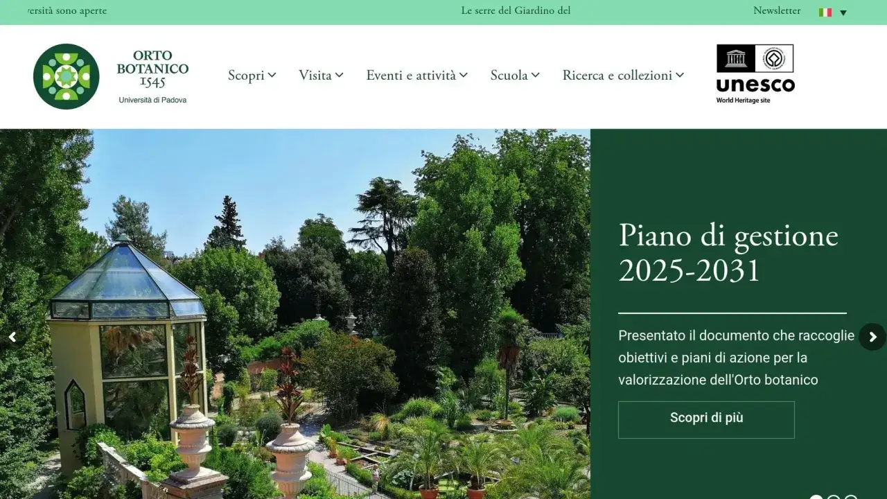 Ogród botaniczny w Padwie, z charakterystyczną szklarnią i bujną zielenią.