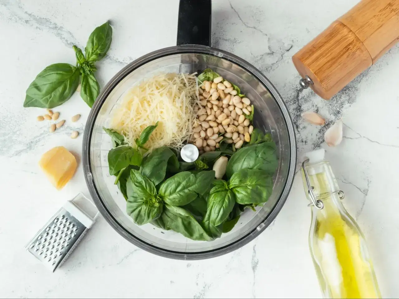 Składniki do pesto: bazylia, orzeszki piniowe, parmezan, czosnek i oliwa. Już wiesz, jak zrobić pesto!