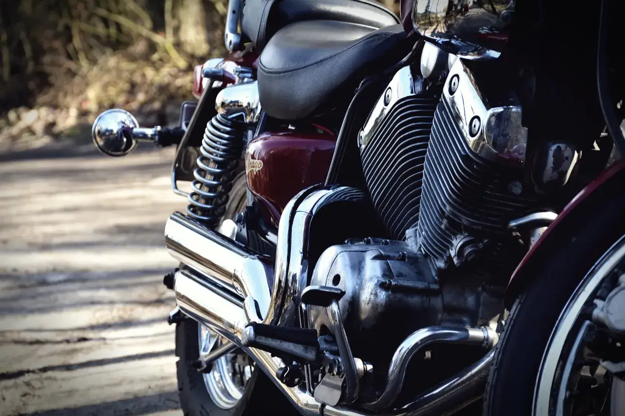 Chromowany silnik motocykla, siedzenie i wydech. Sprzedaż przed upływem 6 miesięcy może wiązać się z podatkiem.