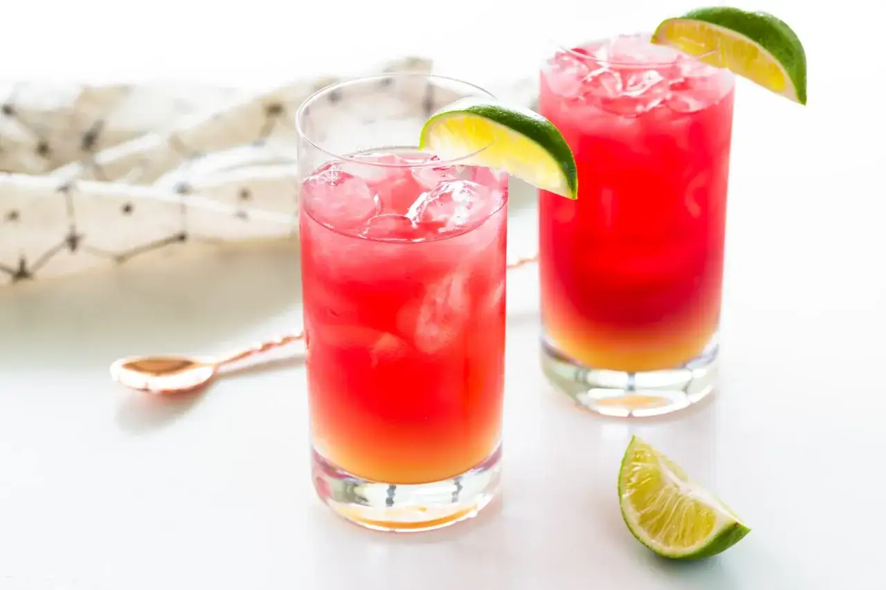 Zwei erfrischende Cocktails mit Eis und Limettenspalten, die an einen entspannten bay breeze erinnern.