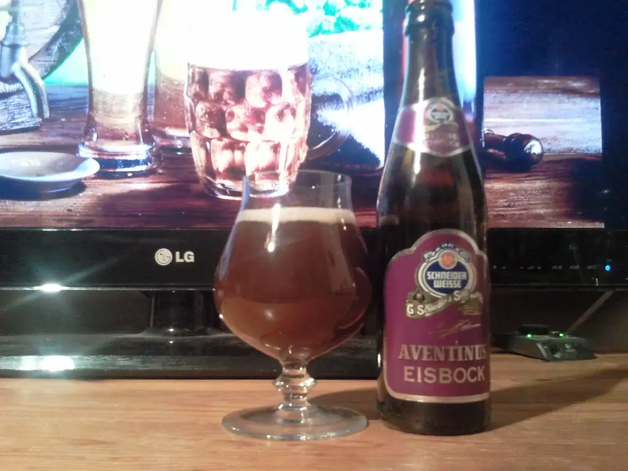 Aventinus Eisbock, jak rozpoznać piwo wymrożone w smaku? Intensywny aromat, bogaty, słodowy smak z nutami suszonych owoców i karmelu.