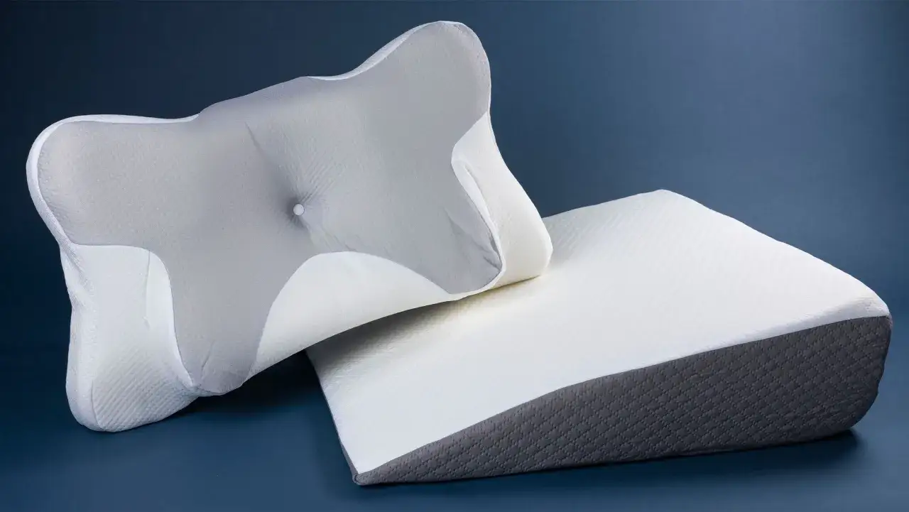 Two ergonomic pillows, one butterfly-shaped and one rectangular, are displayed. Learn como poner la almohada para no roncar for better sleep.