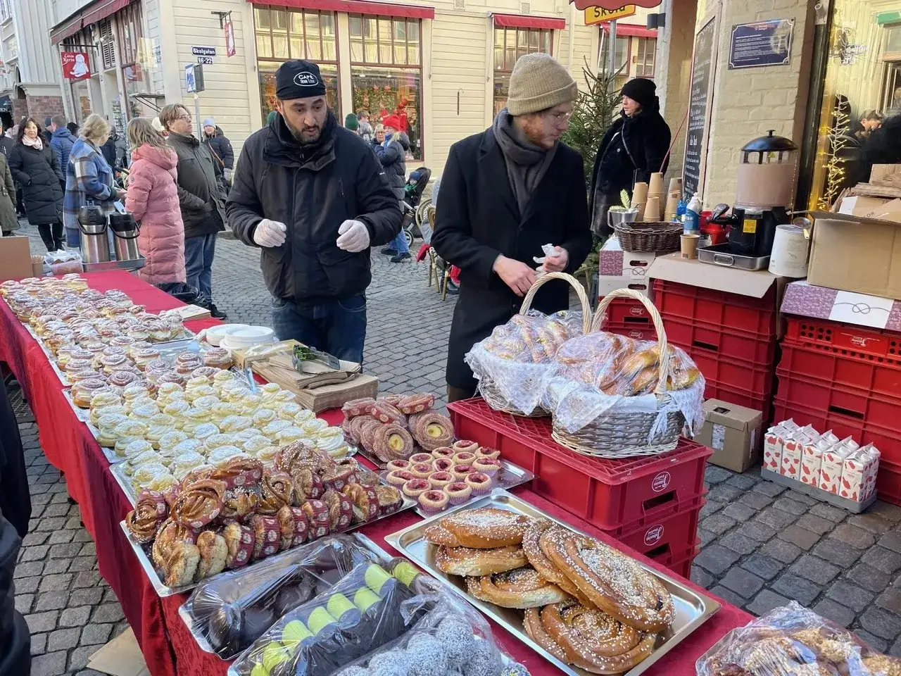 En h&auml;rlig julmarknad i Haga med ett &ouml;verfl&ouml;d av kanelbullar och andra godsaker. M&auml;nniskor njuter av st&auml;mningen och de bakade l&auml;ckerheterna.
