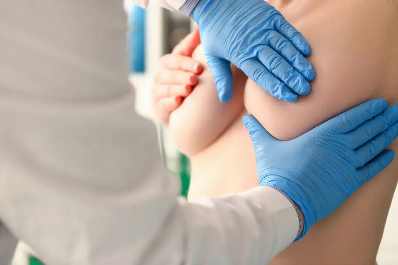 Arzt tastet Brust ab. Bei einer Biopsie der Brust ist die Wahrscheinlichkeit, dass sie gutartig ist, hoch.