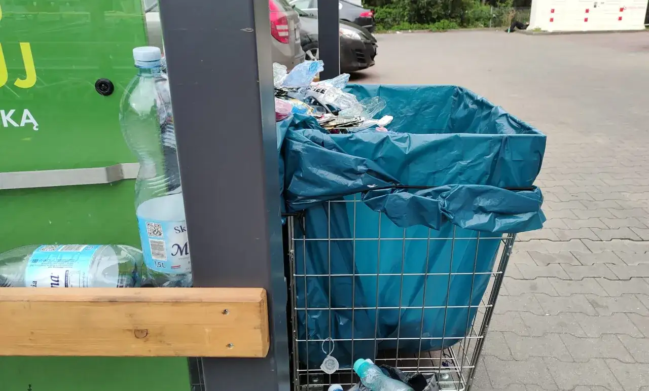 Butelki po wodzie i inne odpady czekają na segregację. Zobacz, co się dzieje ze śmieciami w koszu na zewnątrz.