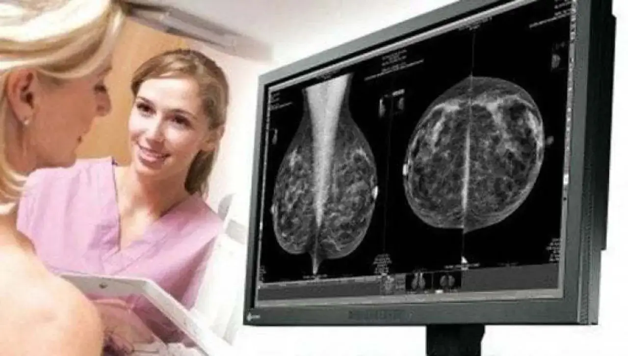 Medico spiega mammografie a paziente. La quadrantectomia seno pu&ograve; portare a invalidit&agrave; civile.