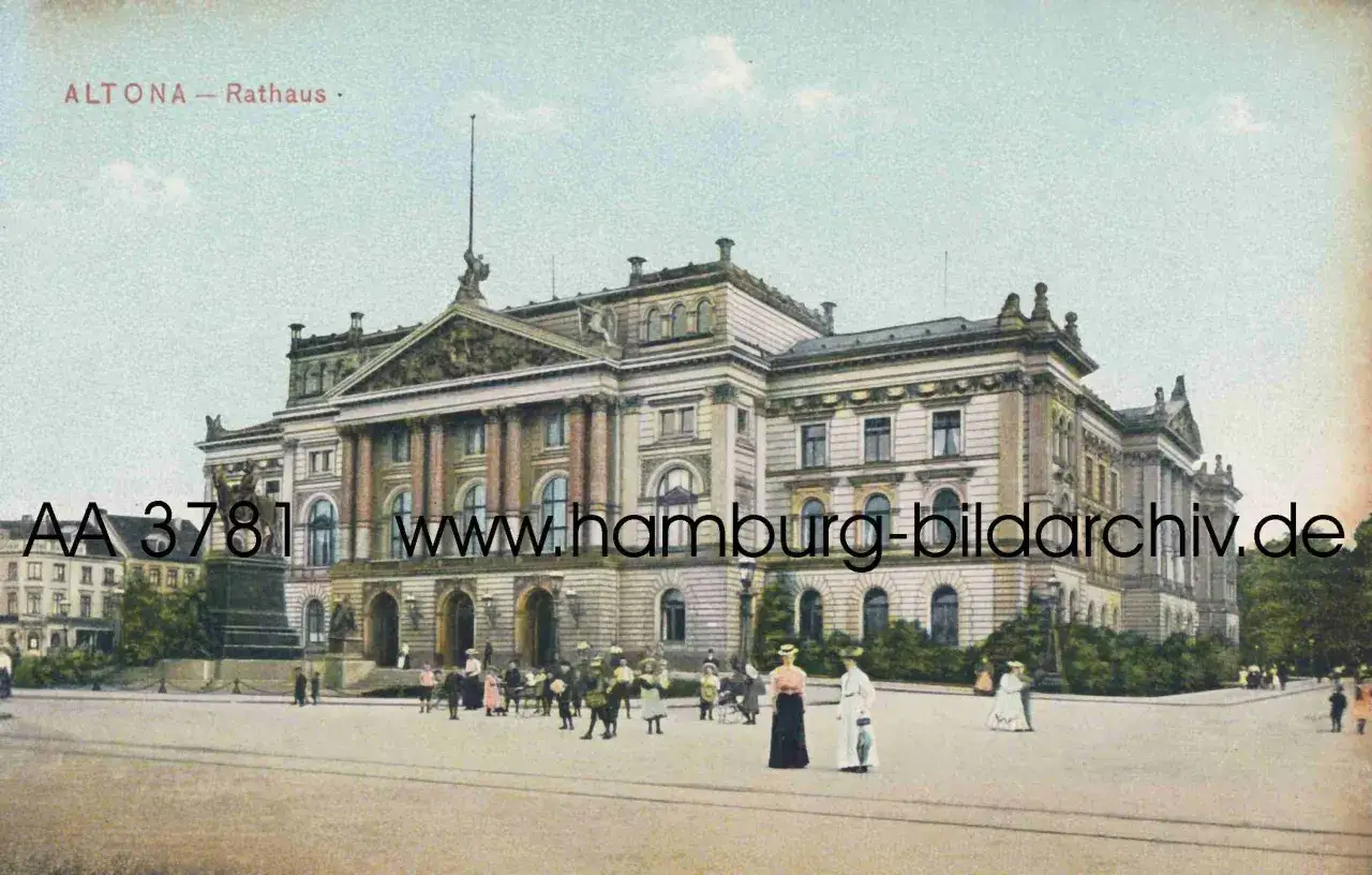 Das Altonaer Rathaus mit seiner imposanten Architektur und dem Reiterstandbild davor. Menschen flanieren auf dem Platz.