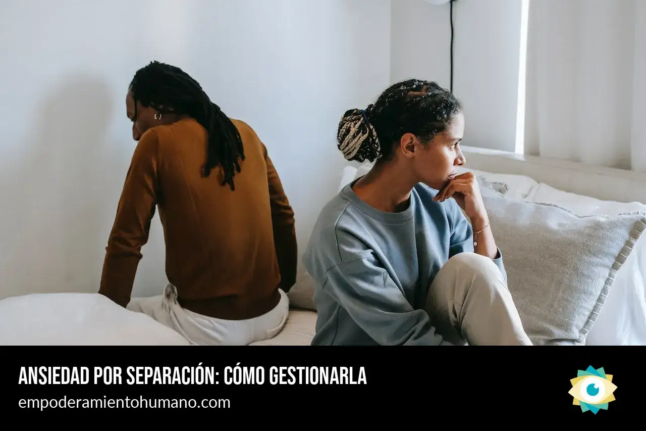 Pareja sentada de espaldas, pensativa. ¿Qué significa soñar que tu pareja te deja? Ansiedad por separación.