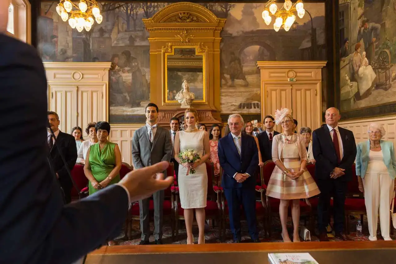 C&eacute;r&eacute;monie de mariage : le mari&eacute;, la mari&eacute;e et leurs invit&eacute;s. La question 