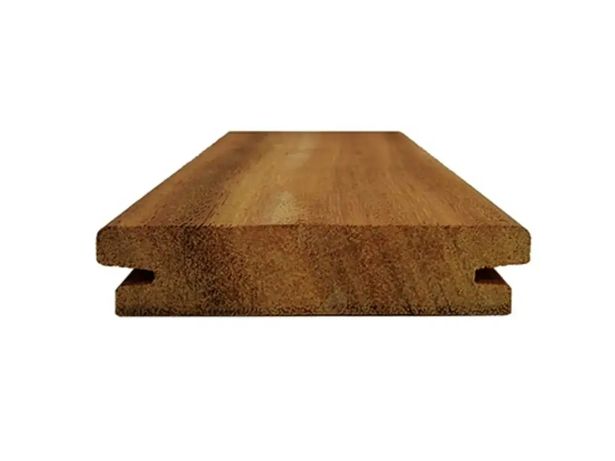 Tabla de elondo madera con ranura para encaje, ideal para exteriores.