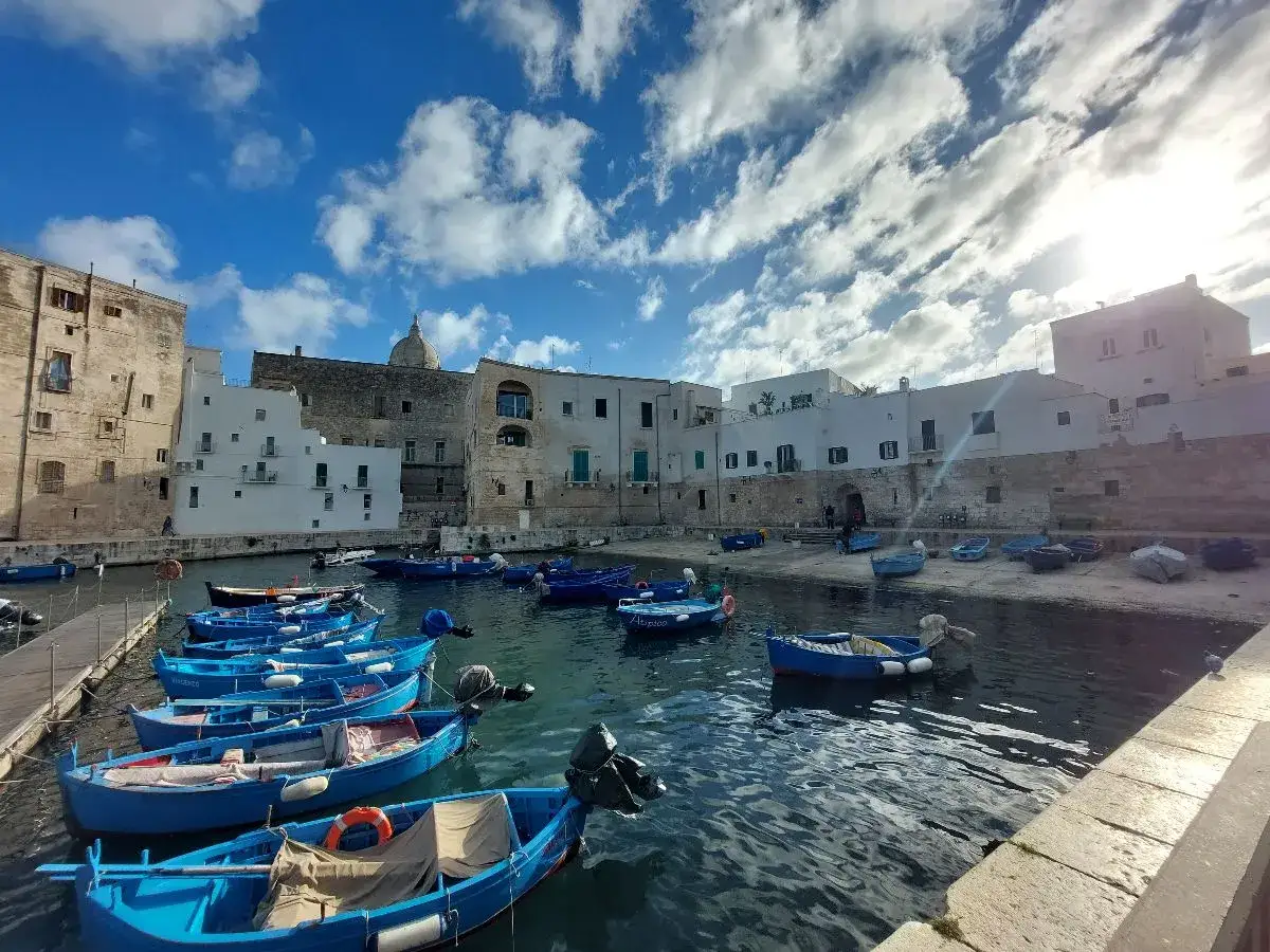 Porto di Bari con barche blu, un'idea per cosa vedere a Bari in 3 giorni.