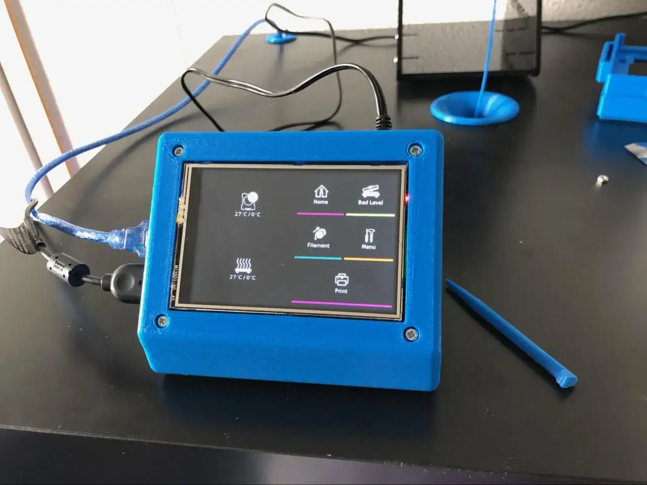 Niebieska obudowa z ekranem dotykowym do OctoPrint na Ender 3. Widoczne opcje: Home, Bed Level, Filament, Menu, Print.